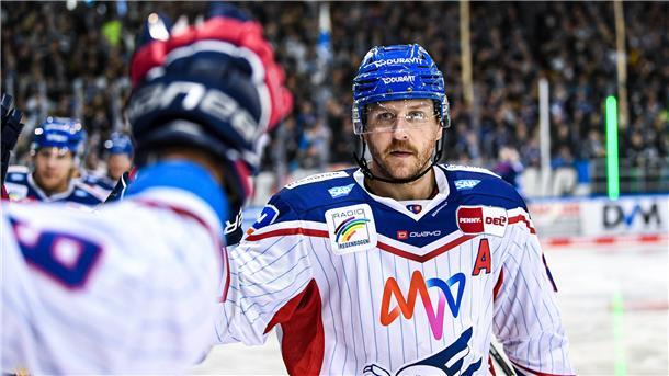 Eishockey, Herren, DEL, Saison 2021-2022, Playoff, Viertelfinale, Spiel 1, Straubing Tigers - Adler Mannheim, 10.04.2022 Andrew Desjardins 84-Adler Mannheim holt sich die Gratulationen von der Bank.