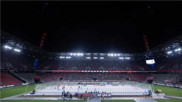 Eishockey im Kölner Fußballstadion.