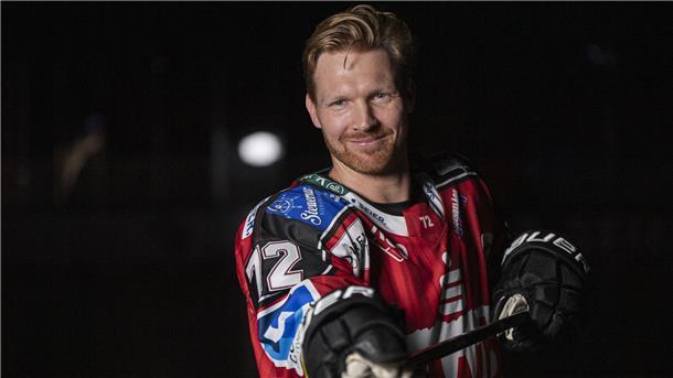 Ein Eishockey-Spieler hält seinen Schläger in Richtung Kamera und grinst. Phillip Bruggisser von den Fischtown Pinguins steht vor der Rückkehr.