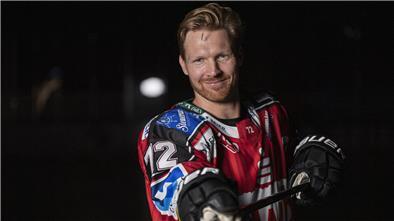 Ein Eishockey-Spieler hält seinen Schläger in Richtung Kamera und grinst. Phillip Bruggisser von den Fischtown Pinguins steht vor der Rückkehr.