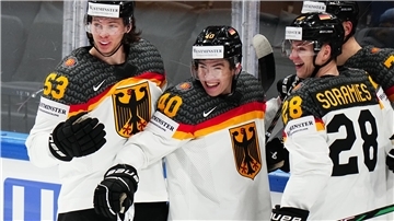 Eishockey: WM, Vorrunde, Gruppe A, Gruppenspielrunde, Dänemark - Deutschland: Alexander Ehl (M) aus Deutschland feiert mit seinen Mannschaftskameraden über das 1:2. +++ dpa-Bildfunk +++