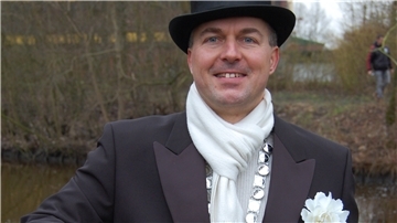 Eiswettschneider Christian Schwertfeger prüft bei der traditionellen Hagener Eiswette mit einem heißen Bügeleisen, ob die Aue geiht oder steiht.