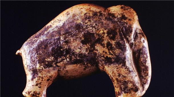 Eiszeitmenschen haben Skulpturen aus Mammut-Elfenbein angefertigt, wie diese rund 35.000 Jahre alte Darstellung eines Mammuts. (Illustration)  