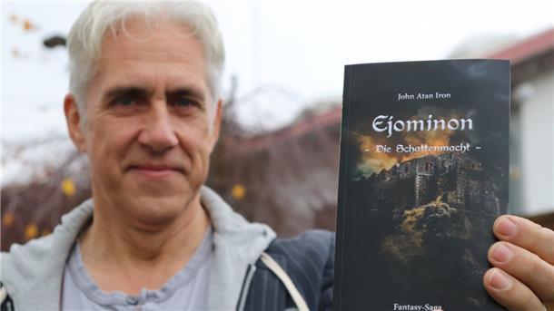 Ejominon - Die Schattenmacht ist der vierte Band seiner Buchreihe. Im kommenden Jahr möchte Uwe Mischer alias John Atan Iron den nächsten Teil veröffentlichen.