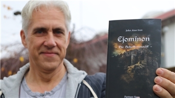 Ejominon - Die Schattenmacht ist der vierte Band seiner Buchreihe. Im kommenden Jahr möchte Uwe Mischer alias John Atan Iron den nächsten Teil veröffentlichen.