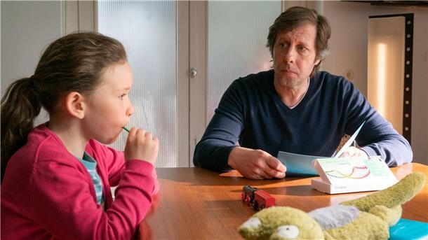 Ekki Talkötter (Oliver Korittke) hat eine Idee, wie er ohne Hannas (Charlotte Schliewe) Wissen den Vaterschaftstest durchführen kann: anhand des Speichels am Lutscher.