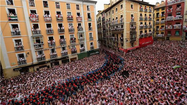 Brummschädel und Prellungen bei Stierhatz in Pamplona El Chupinazo heißt der Startschuss zum jährlichen Sanfermín-Fest in Pamplona.