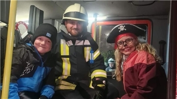 Ele (6) und Romy (9) waren mit ihren Freunden Noah (9) und Jonas (7) Süßigkeiten sammeln und entdeckten die alte Dame auf dem Fußboden.