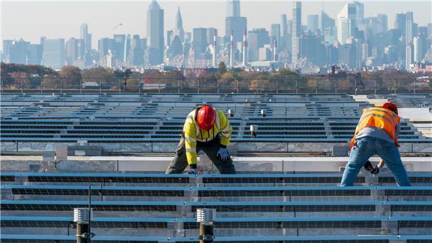 Elektriker installieren im New Yorker Stadtteil Queens Solarpaneele. Die US-Regierung hebt Zoll-Ausnahmen für bestimmte Solar-Importe auf.