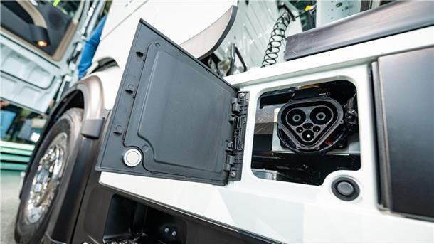 Elektrische Energie statt Diesel: Stromanschluss an einem Elektro-Lkw.