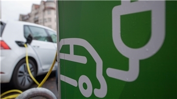 Elektroautos werden an einer Ladesäule am Universitätsring in Halle/Saale aufgeladen.