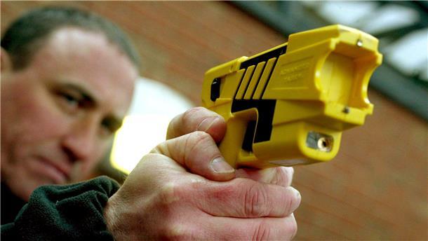 Elektroschockpistolen, auch Taser genannt, wurden 20 Monate lang von der Bremerhavener Polizei getestet. Die Polizei ist von dieser zusätzlichen Waffe überzeugt und drängt auf eine Entscheidung. Aber die Koalitionsfraktionen haben unterschiedliche Ansichten.