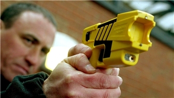 Elektroschockpistolen, auch Taser genannt, wurden 20 Monate lang von der Bremerhavener Polizei getestet. Die Polizei ist von dieser zusätzlichen Waffe überzeugt und drängt auf eine Entscheidung. Aber die Koalitionsfraktionen haben unterschiedliche Ansichten.