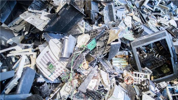 Elektroschrott liegt in einer Halle einer Recyclingfirma. (Archivbild)