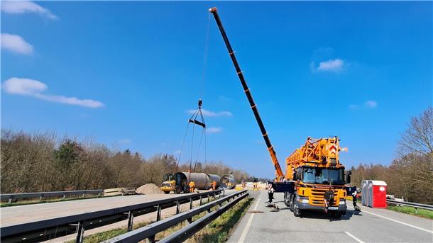 Elf Rohrelemente wurden zur A27-Baustelle angeliefert. Letztlich wurden nur zehn benötigt. 