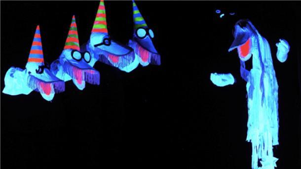 Elf Spieler des Schwarzlicht-Theaters Bremen präsentieren am 23. September in Tarmstedt eine besondere Form des Theaters.