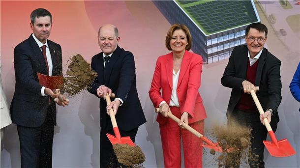 Eli-Lilly-Vorstandschef Dave Ricks (l-r), Bundeskanzler Olaf Scholz, die rheinland-pfälzische Ministerpräsidentin Malu Dreyer und Bundesgesundheitsminister Karl Lauterbach beim symbolischen Spatenstich in Alzey.