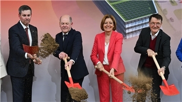 Eli-Lilly-Vorstandschef Dave Ricks (l-r), Bundeskanzler Olaf Scholz, die rheinland-pfälzische Ministerpräsidentin Malu Dreyer und Bundesgesundheitsminister Karl Lauterbach beim symbolischen Spatenstich in Alzey.