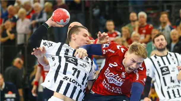 SG Flensburg-Handewitt feiert fünften Derby-Sieg in Serie Elias Ellefsen á Skipagøtu (THW Kiel) im Zweikampf mit Simon Pytlick (SG Flensburg-Handewitt).