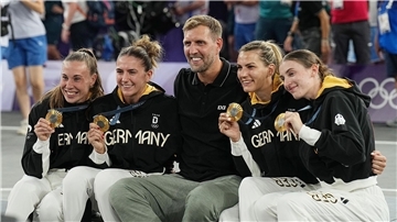 Elisa Mevius (r.) ist als einzige Olympiasiegerin bei der 3x3-EM in Wien dabei.