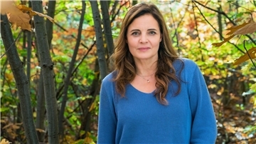 Elisabeth Lanz ist die Tierärztin Dr. Mertens.