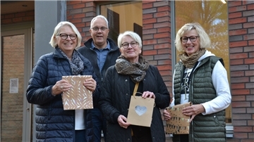 Elisabeth Pape, Gerda Lamar und Anette Moschner (von links) möchten Kindern, die vom Fest der Liebe wenig zu erhoffen wagen, ein Geschenk machen. Unterstützt werden sie von 
 Kirchensozialarbeiter Norbert Wolf.  