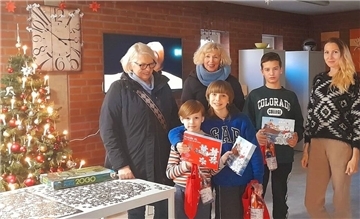 Elisabeth Pape (links) und Anette Moschner (Mitte) sorgten in der Flüchtlingsunterkunft in der Turnhalle am Klostergang mit Weihnachtsgeschenke für leuchtende Kinderaugen.