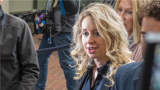 Elizabeth Holmes, Gründerin und ehemalige Geschäftsführerin von Theranos, betritt das Gericht im kalifornischen San Jose.