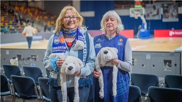 Elke Block (links) und Cornelia Palme fordern von der Lokalpolitik endlich eine klare Entscheidung, wie es mit der Stadthalle weitergehen soll.
