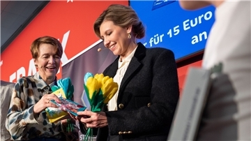 Elke Büdenbender (l), Ehefrau von Bundespräsident Steinmeier, und Olena Selenska, Ehefrau des ukrainischen Präsidenten, sind Schirmherrinnen für das Projekt „Better Time Stories“.