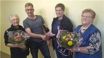 Elke Melzer (links) und Irmgard Böhning (rechts), die mehr als 20 Jahre die Spender mit Essen versorgten, wurden von Tanja Bräuer (Zweite von rechts) verabschiedet. Ein großes Dankeschön ging außerdem an Thomas Timmermann für seine 70. Spende.