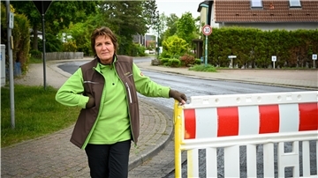Elke Miles an der abgesperrten Zufahrt zum Eichenhamm in Dorum. Zwei Tage lang können Autos nicht ihren Gartenbaubetrieb anfahren. Die Inhaberin beklagt, dass sie nicht informiert worden sei. Die Baufirma streitet das ab.