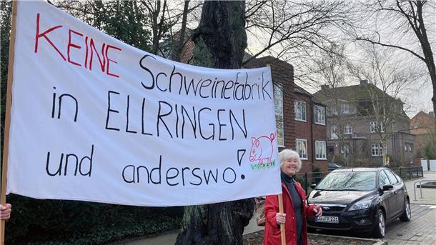 OVG lehnt Erweiterung von Schweinezuchtanlage ab Elke Redlich von der Bürgerinitiative Region Dahlenburg protestiert mit anderen Demonstranten mit einem Plakat „Keine Schweinefabrik in Ellringen und anderswo!“ gegen die Vergrößerung einer Schweinezuchtanlage in Ellringen.