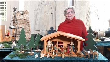 Elke Vierling steht in der Weihnachtskrippen-Ausstellung