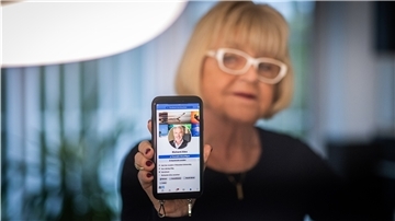 Elke Wendelken (69) aus Langen wusste sofort: Der Mann, der bei ihr via Facebook anklopfte, ist ein Liebes-Betrüger. Zum Schein ging sie auf sein Werben ein.