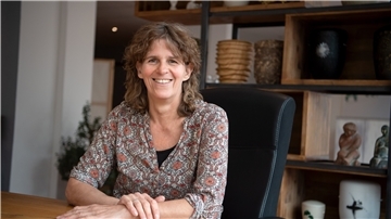 Ellen Matzdorf ist Bestatterin und Hebamme.