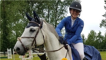 Ellen Sennert vom Wurster Reitklub gewann auf Clueso alle M-Springen beim heimischen Turnier in Dorum und nimmt bei der Siegerehrung die Glückwünsche entgegen.