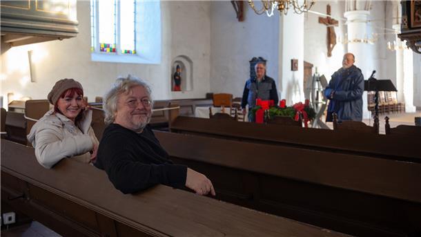 Ellen und Michael Brinker (von links) sowie Günther Jochim und Pastor Andreas Metzner sind vier von einem Dutzend Akteuren, die im Weihnachtsvideo der Kirchengemeinden Dorum und Padingbüttel vor oder hinter den Kulissen mitwirken.