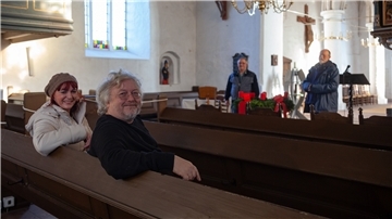 Ellen und Michael Brinker (von links) sowie Günther Jochim und Pastor Andreas Metzner sind vier von einem Dutzend Akteuren, die im Weihnachtsvideo der Kirchengemeinden Dorum und Padingbüttel vor oder hinter den Kulissen mitwirken.