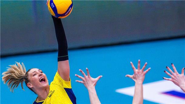 Schweriner SC gewinnt Titel nach Comeback-Sieg gegen Dresden Elles Dambrink vom SSC Palmberg Schwerin kann sich am Netz durchsetzen.