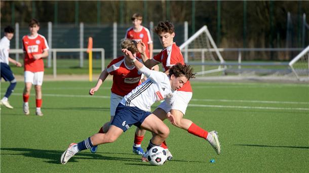 Ellias Güney (weißes Trikot) trifft mit dem JFV Bremerhaven am Samstag auf den FC St. Pauli.