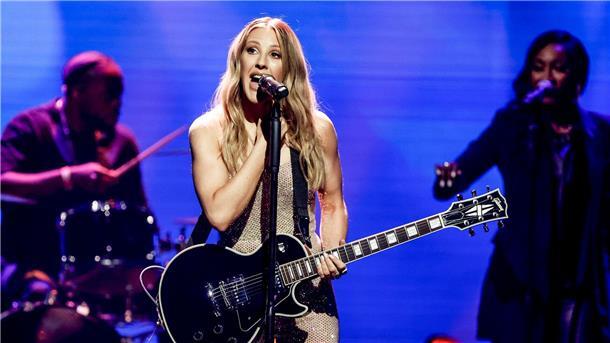 Ellie Goulding hat sich auf ihrem neuen Album „Higher Than Heaven“ dem Retro-Sound der 80er Jahre verschrieben.