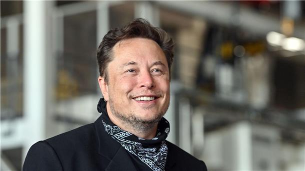 Tesla-Chef Elon Musk besucht Fabrik nach Anschlag Elon Musk bei seinem letzten Besuch in der Tesla Gigafactory in Grünheide vor rund vier Monaten.