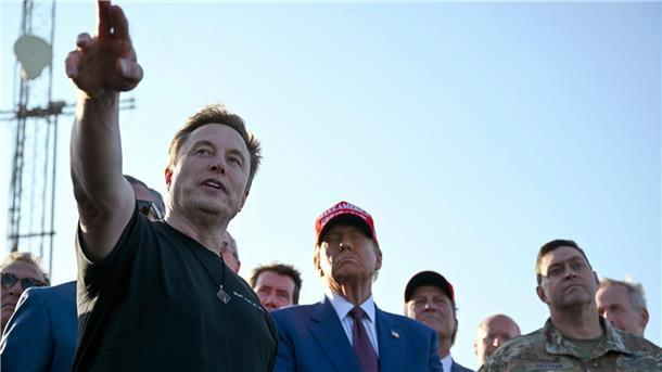 Elon Musk (l) spricht mit dem designierten US-Präsidenten Donald Trump (M) vor dem Start des sechsten Testflugs der SpaceX Starship-Rakete in Boca Chica, Texas