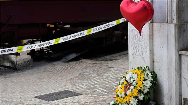 Erster Bericht: Kabel löste sich von Todes-Bahn in Lissabon Eltern aus Deutschland haben ihren Sohn, den die Polizei schon unter den Todesopfern vermutete, schwer verletzt aber lebend in einem Krankenhaus von Lissabon gefunden.
