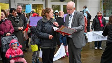 Eltern, Erzieherinnen und Kinder übergeben 599 Unterschriften für eine neue Kita in der Weichselstraße vor der Stadtverordnetenversammlung an Stadtverordnetenvorsteher Torsten von Haaren.