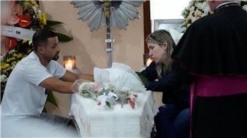 Eltern sitzen während einer Totenwache in Blumenau neben dem Sarg mit den sterblichen Überresten ihrer siebenjährigen Tochter, die in der Kinderkrippe getötet wurde.