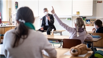Elternvertreterinnen und Kinderärzte in Bremerhaven und im Landkreis Cuxhaven hoffen, dass durch die geplanten Corona-Impfungen von Kindern über 12 Jahren wieder mehr Normalität in den Schulbetrieb einkehrt .