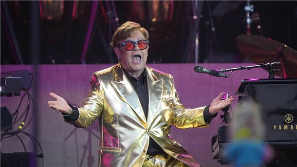 Elton John lässt sich in Glastonbury feiern Elton John beim Glastonbury Festival.