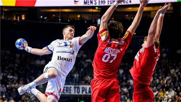 Elvar Örn Jónsson (l.) wechselt zur neuen Saison von Melsungen nach Magdeburg.